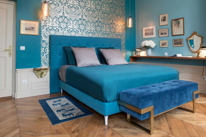 textiel en decoratie in een turquoise slaapkamer