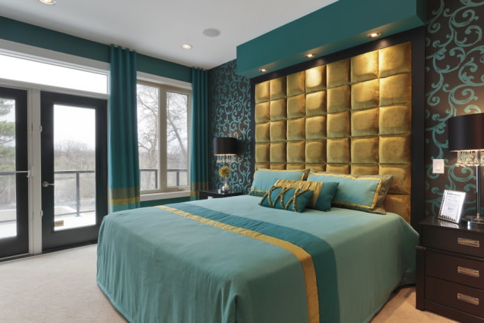 interieur van een turquoise-bruine slaapkamer