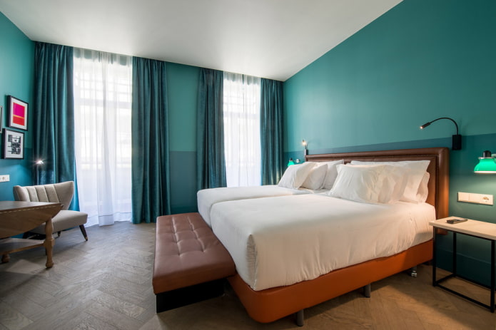 meubels in het interieur van een turquoise slaapkamer