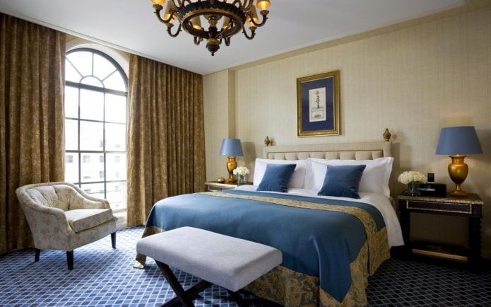 slaapkamerinterieur in goud- en blauwtinten
