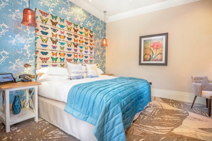 beige en blauw slaapkamerinterieur