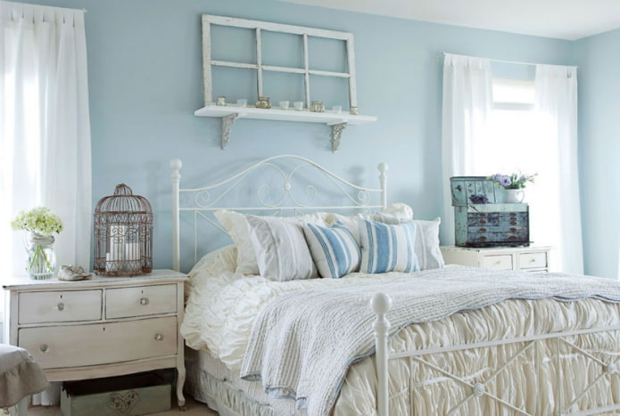 interieur van een blauwe slaapkamer in Proven?aalse stijl