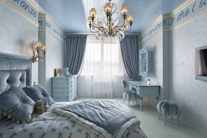 interieur van een blauwe slaapkamer in klassieke stijl