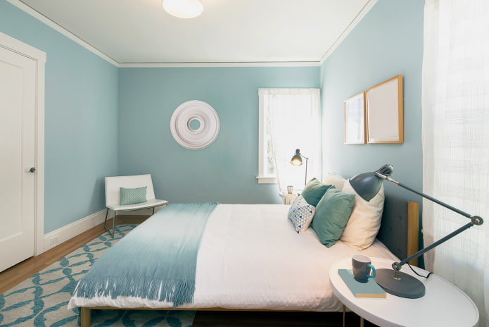tinten blauw in het interieur van de slaapkamer