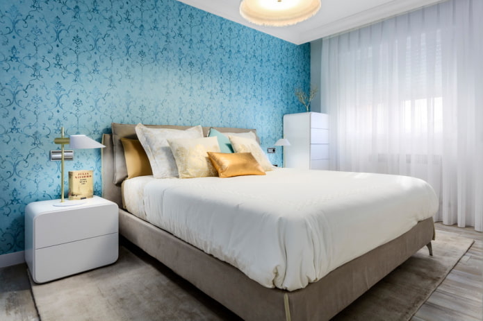 meubels in het interieur van een blauwe slaapkamer
