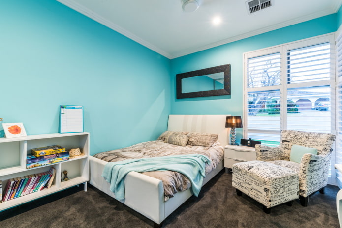 tinten blauw in het interieur van de slaapkamer