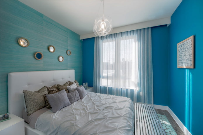 textiel en decoratie in het interieur van een blauwe slaapkamer