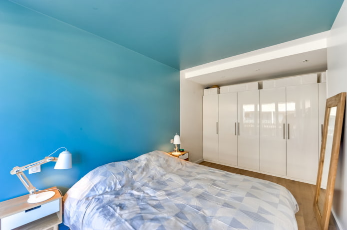 decoratie in het interieur van een blauwe slaapkamer