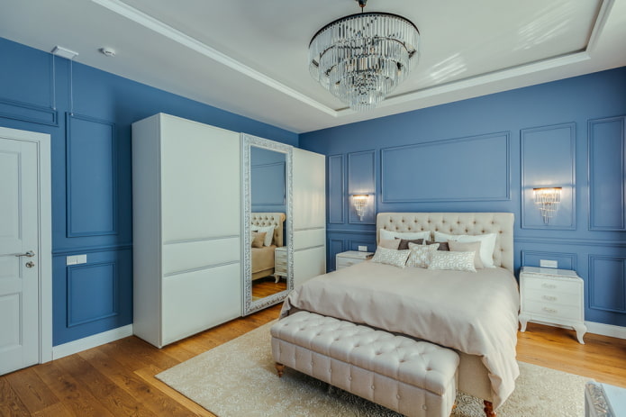 meubels in het interieur van een blauwe slaapkamer