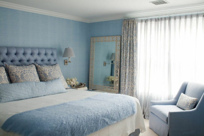 textiel en decoratie in het interieur van een blauwe slaapkamer