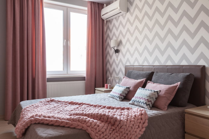 muurdecoratie in de slaapkamer in een Chroesjtsjovisch gebouw