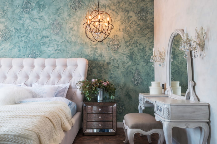meubels en accessoires in de slaapkamer in een klassieke stijl