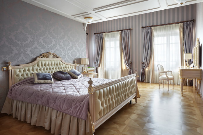 behang in een klassieke slaapkamer