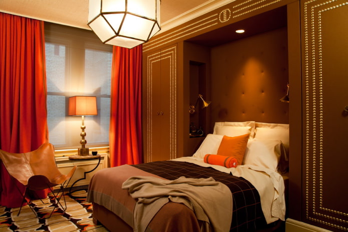 gordijnen in het interieur van een bruine slaapkamer