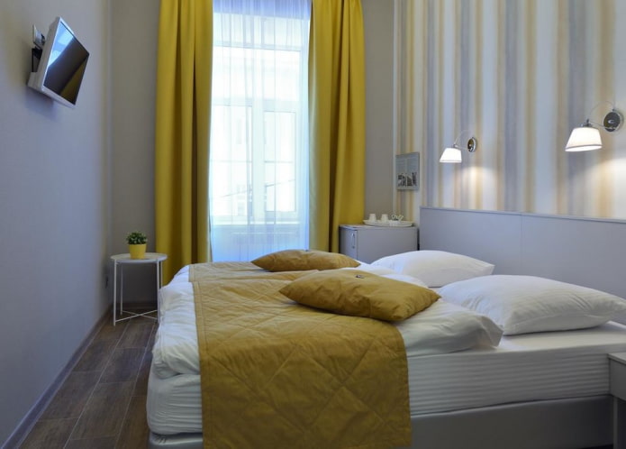 grijze slaapkamer met felle accenten