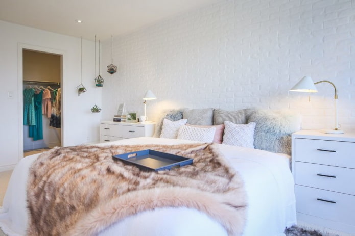 witte bakstenen in de slaapkamer