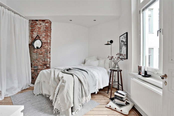 kleine slaapkamer met groot raam