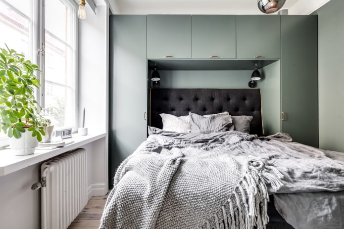 Kledingkast aan het hoofdeinde van het bed