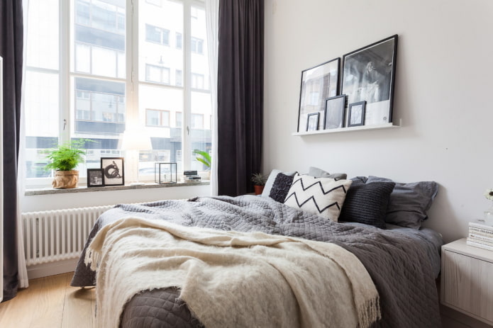 kleine slaapkamer met groot raam
