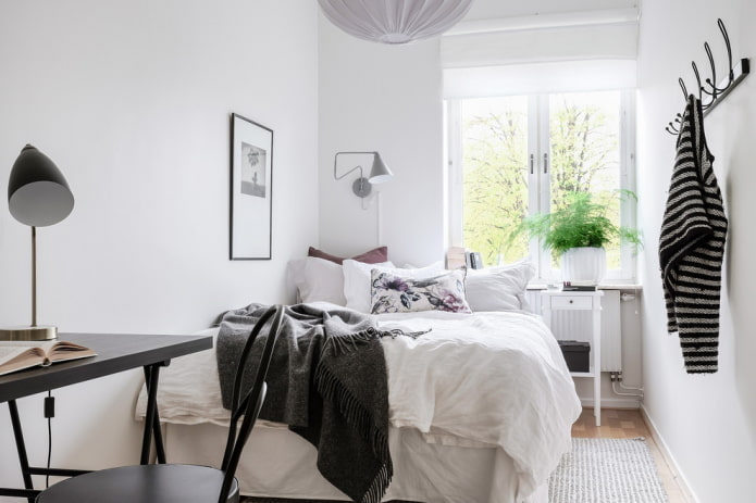 witte muren in een kleine slaapkamer
