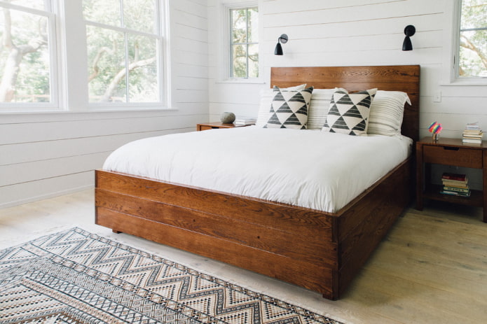 houten bed in de slaapkamer