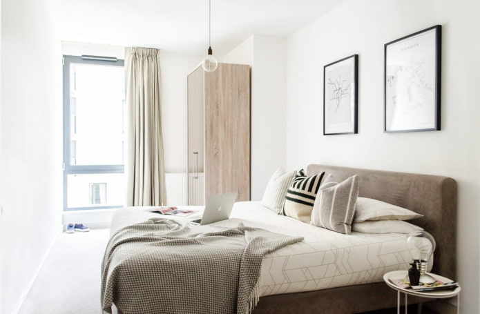 subtiele slaapkamer met een witte muur