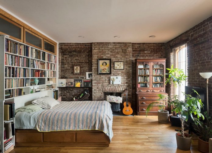 spanplafond in een loft-slaapkamer