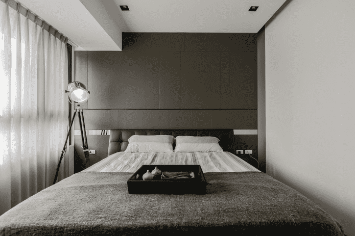 verlichting in het interieur van de slaapkamer in een minimalistische stijl