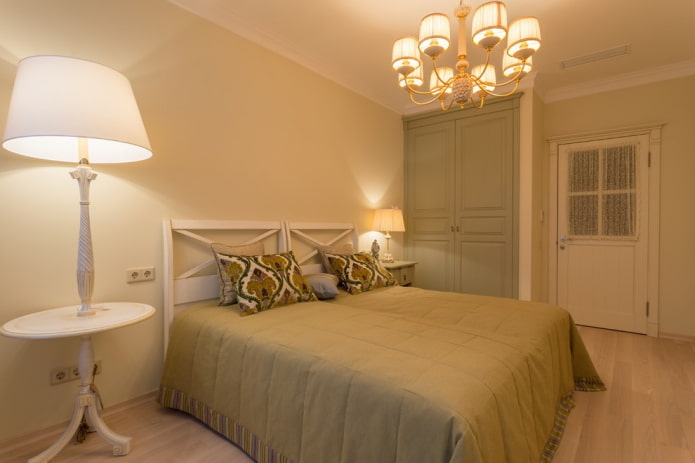 verlichting in het interieur van een slaapkamer in Proven?aalse stijl