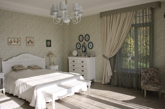 textiel en decoratie in het interieur van de slaapkamer in Proven?aalse stijl