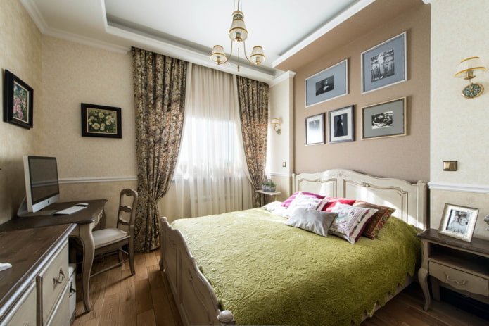 textiel en decoratie in het interieur van een slaapkamer in Proven?aalse stijl
