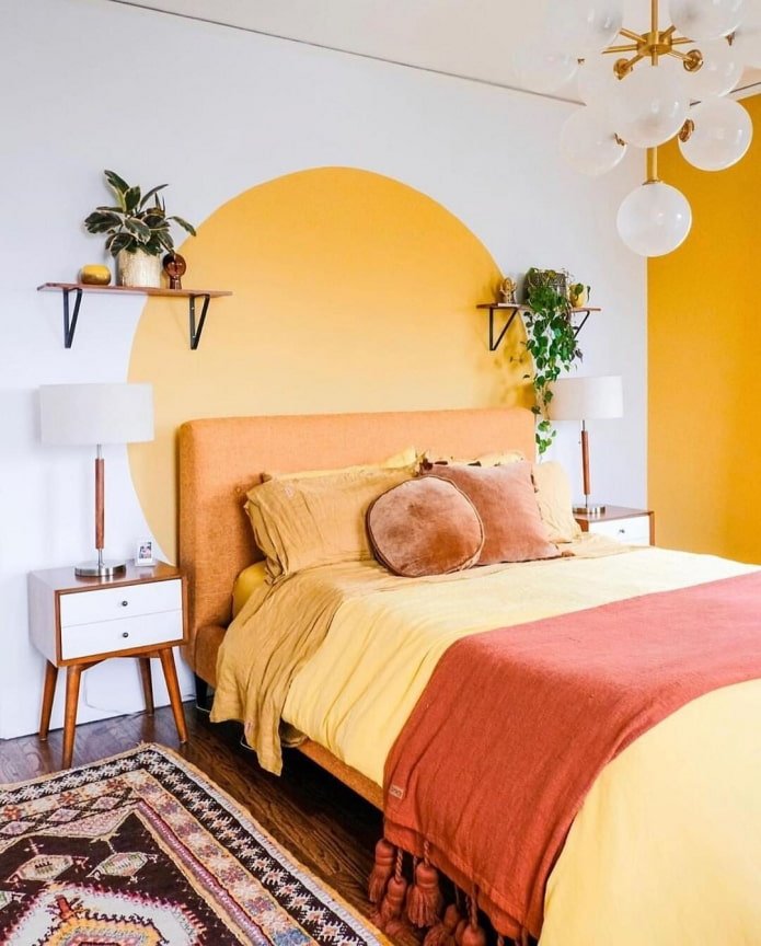 originele decoratie van de muur achter het bed