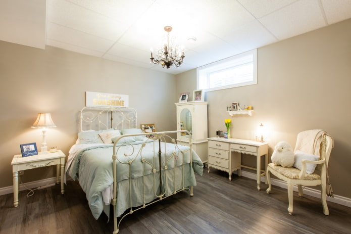 smeedijzeren bed in het interieur
