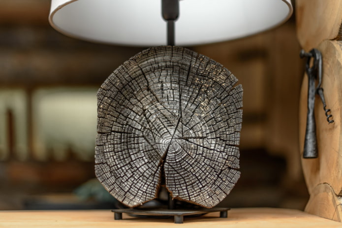 Lampenstandaard van gezaagd hout