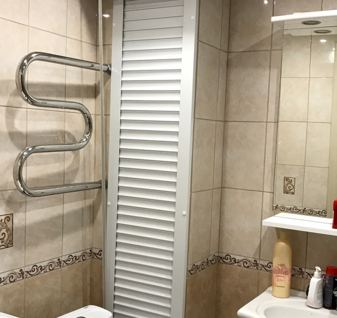 doos met rolluik in de badkamer