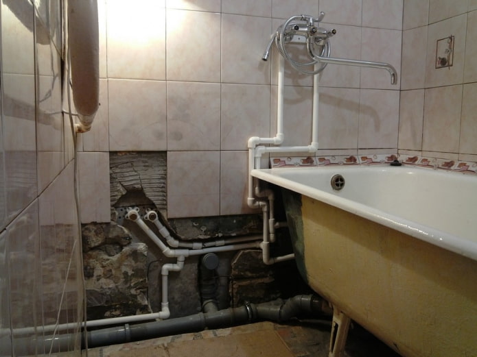 leidingen in de muur