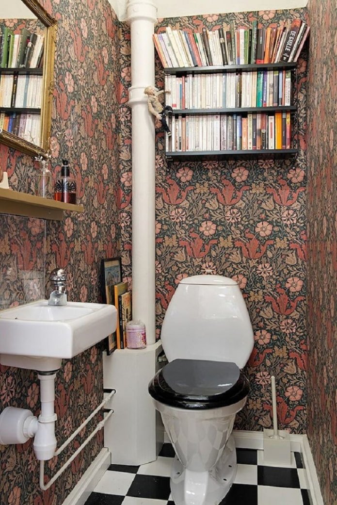 toilet met een pijp