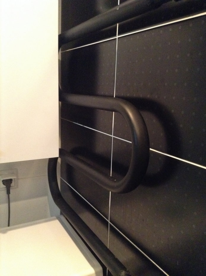 buis in de kleur van de muur in de badkamer