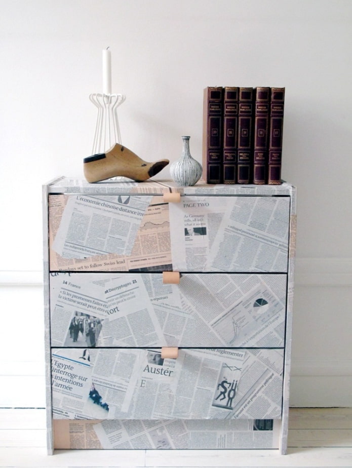 decoupage van een nachtkastje met kranten