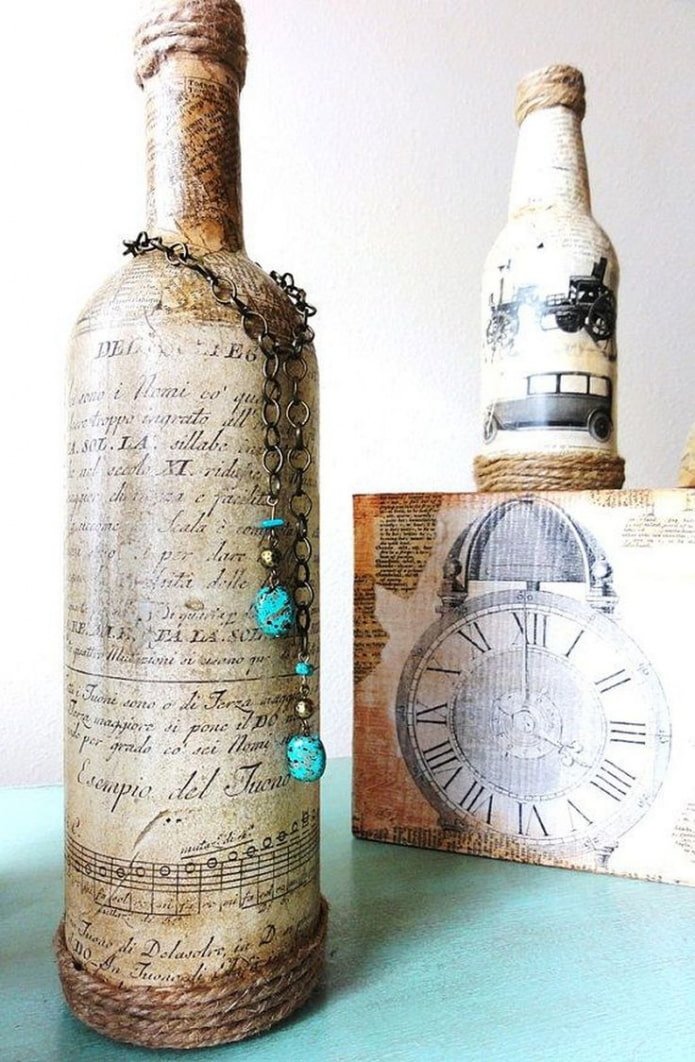 decoupage van flessen met kranten