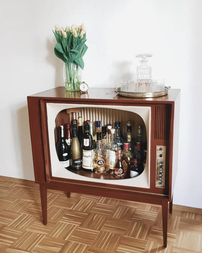 Bar van een tv met poten