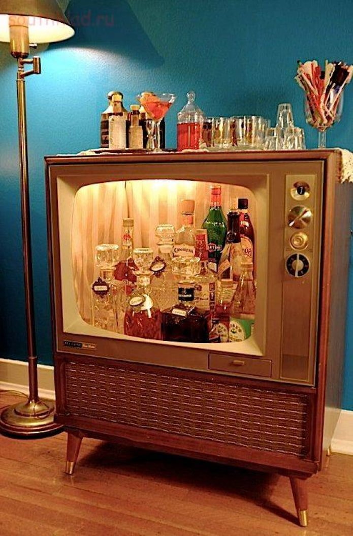 Minibar van een retro-tv