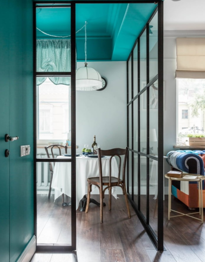 glazen scheidingswand tussen de kamer en de keuken