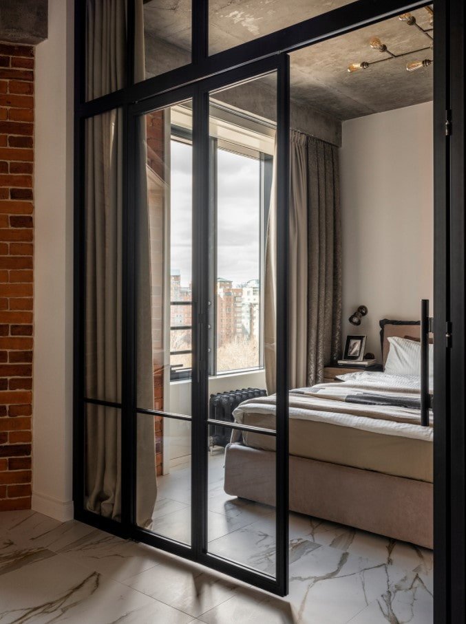 schuifwand van glas in het interieur