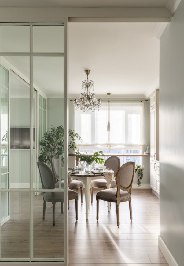 glazen scheidingswand in het interieur