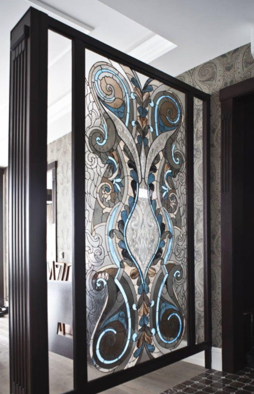 glas-in-lood in het interieur