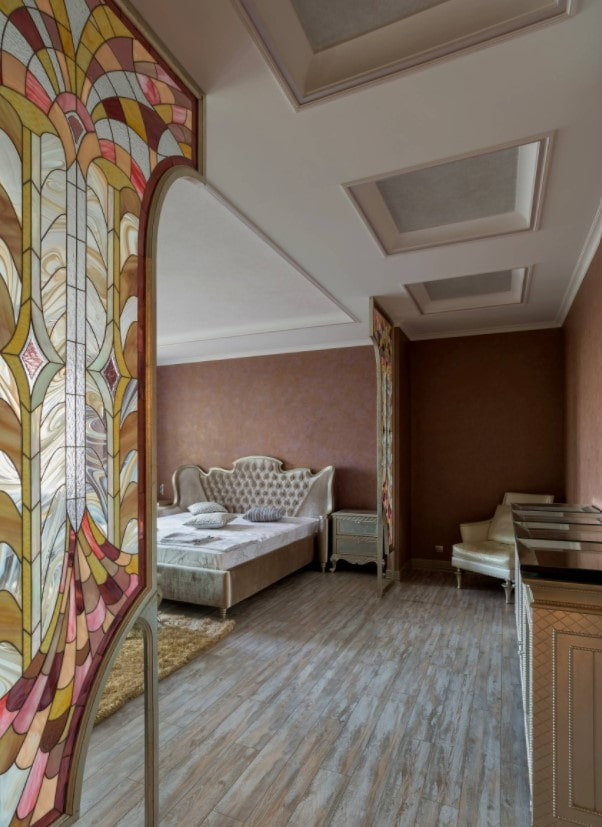 glas-in-lood scheidingswanden in de slaapkamer