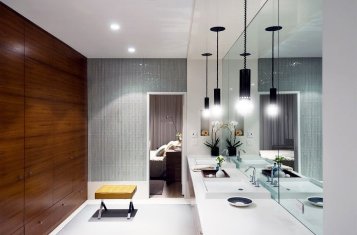 Muur met tegels bij de ingang