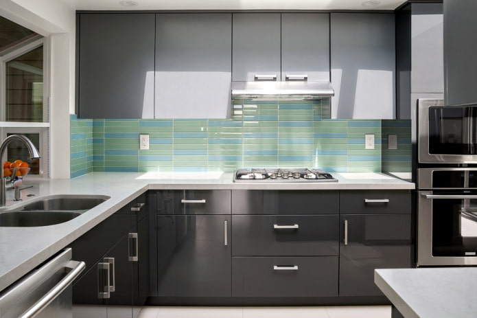 glazen tegels op een schort tegen de achtergrond van donkere gevels