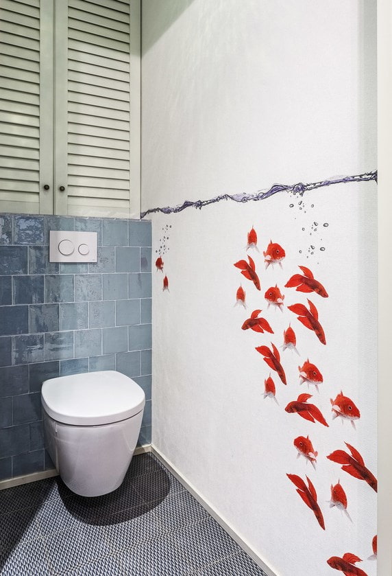 Blauwe vierkante tegels in het toilet